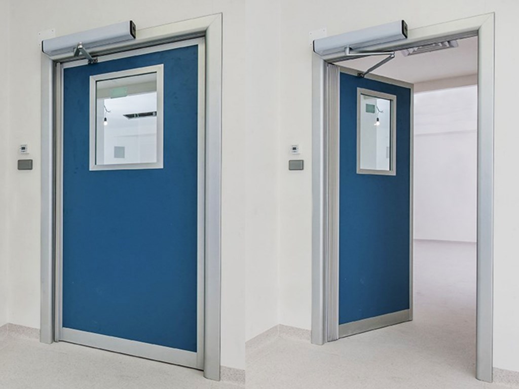 Porta battente automatica, chiusa e aperta, per ambiente ospedaliero