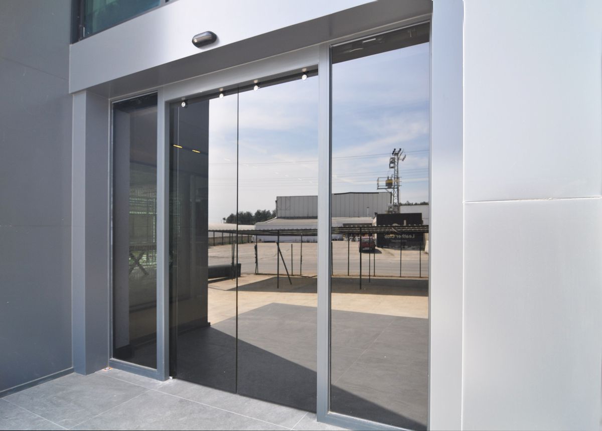 Porta scorrevole automatica in vetro