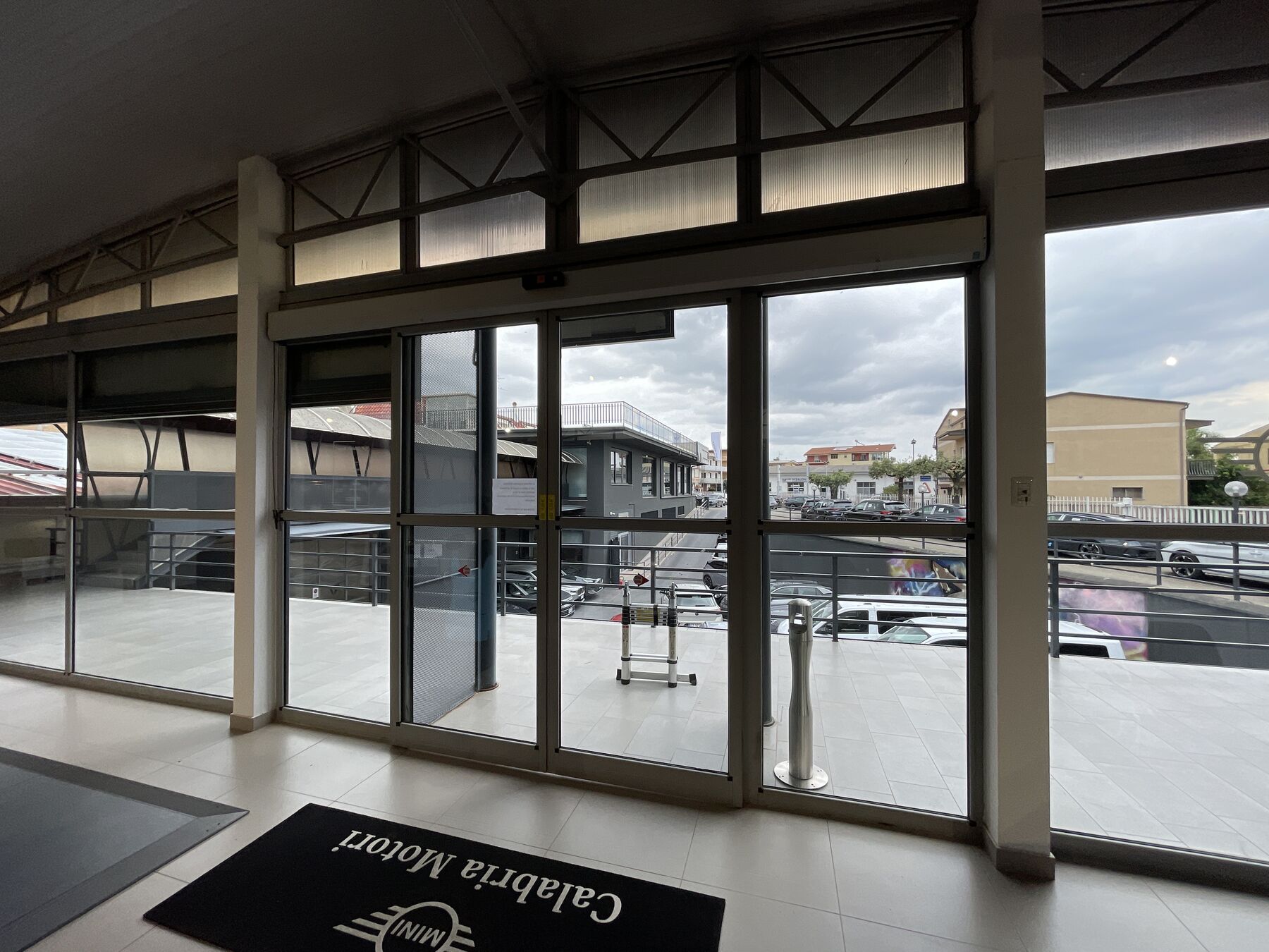 Porte scorrevoli automatiche installate presso uno showroom