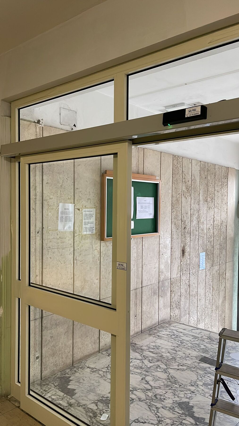 Porta scorrevole automatica installata in ambiente interno